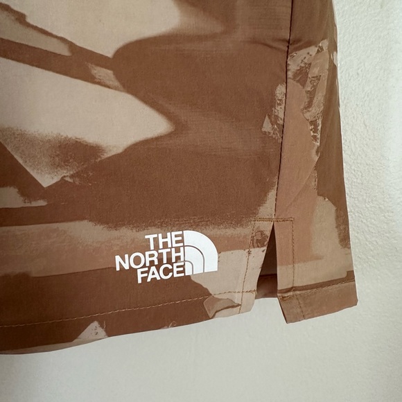 The North Face Wander Shorts - Picture 2 of 11